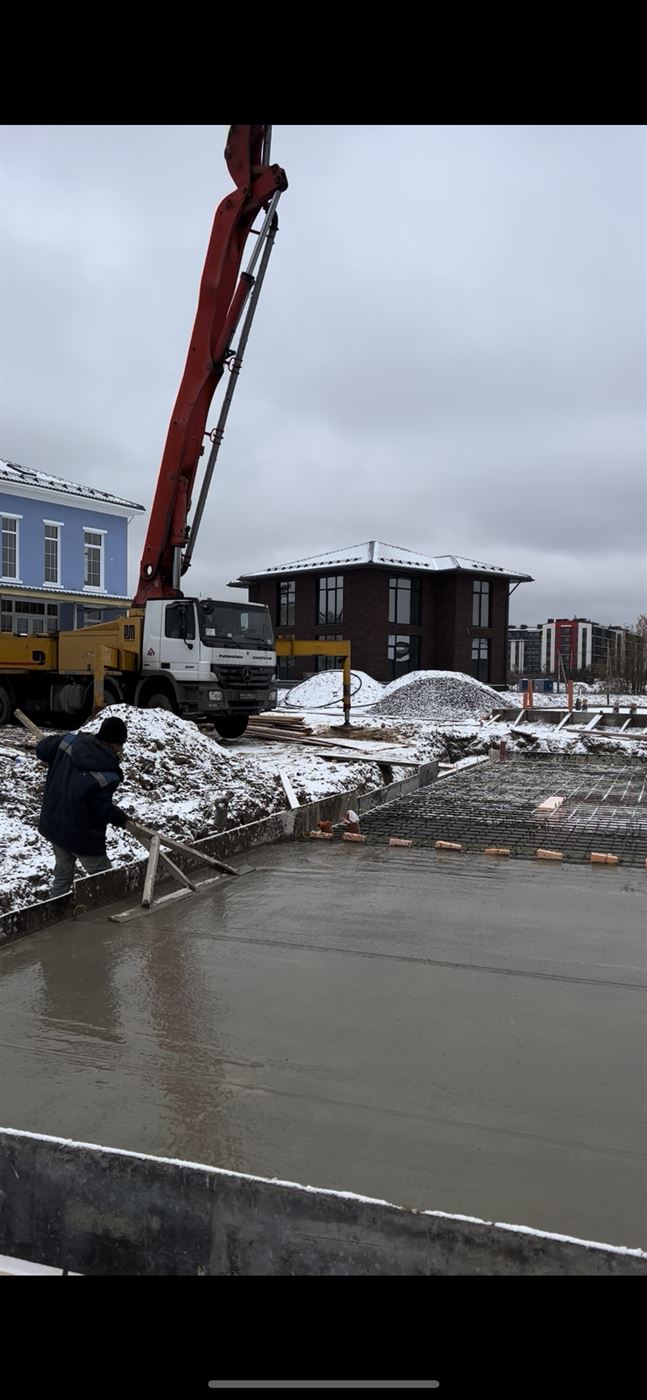 Заливка монолитной плиты автобетононасосом